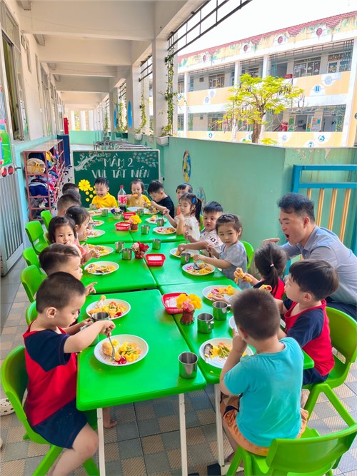 Tiệc tất niên - Cơm Gà Mặt Trời Nhỏ