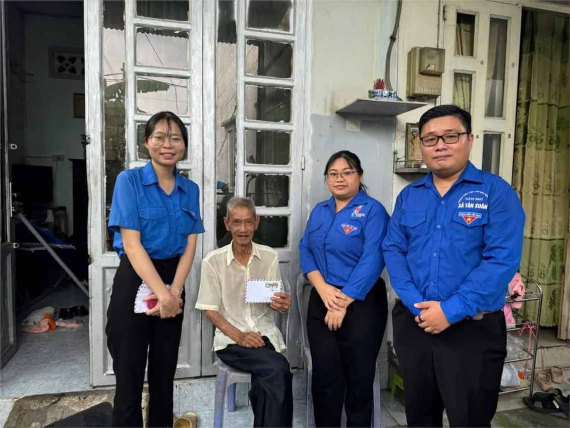Ngày 20/10 chi đoàn trường đã đi trao tặng quà cho gia đình chính sách trong địa bàn xã Tân Xuân