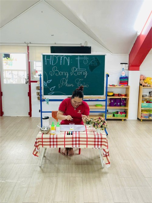 Hoạt động trải nghiệm : Bong bóng phun trào