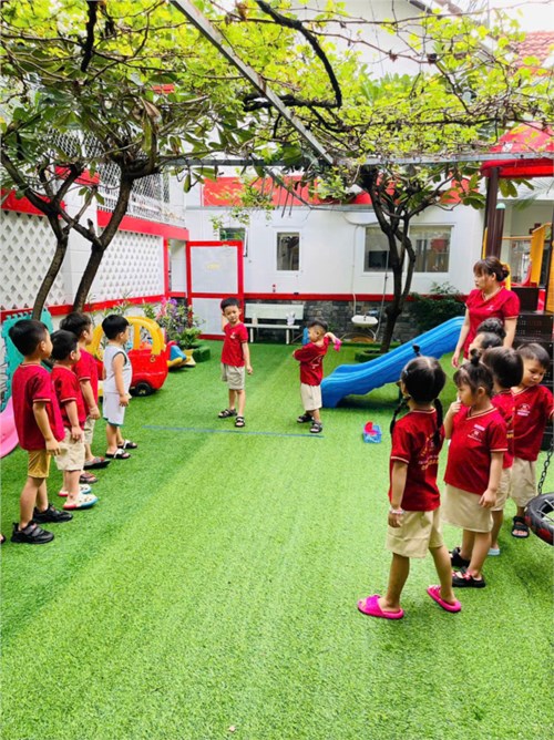 Thể chất : Ném xa bằng 1 tay