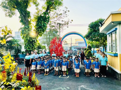 Nghi thức Chào cờ sáng thứ hai đầu tuần trong những ngày cuối đông chuẩn bị đón chào Xuân Giáp Thìn 2024