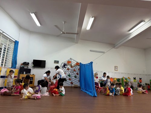 Ngày 28 tháng 10 năm 2024 Trường thực hiện chuyên đề “Hướng dẫn trẻ thay quần áo và gấp quần áo” tại 4 nhóm, lớp/4 khối với 100% giáo viên nhà trường và chủ nhóm lớp dân lập cụm trường quản lý tham dự.