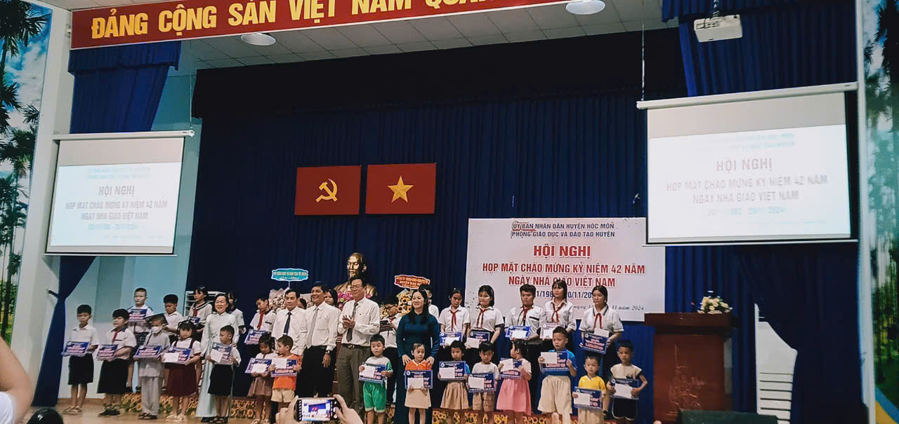 Trường MN Mỹ Hoà tham dự lễ Trao học bổng quỹ  Tiếp bước đến trường  tại Hội nghị Họp mặt kỉ niệm 42 năm ngày Nhà Giáo Việt Nam (20/11/1982 - 20/11/2024) do Phòng Giáo Dục và Đào Tạo Huyện Hóc Môn tổ chức