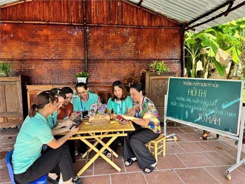 Giáo viên trường Mầm non Mỹ Hoà tích cực tham gia hội thi Hưởng ứng Ngày Pháp Luật Nước Cộng Hoà Xã Hội Chủ Nghĩa Việt Nam - Ngày 9/11/2014