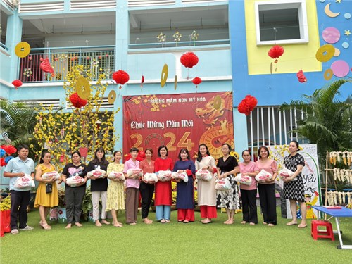 Chi bộ Mầm non Mỹ Hòa trao quà tết cho đảng viên nhân dịp Xuân Giáp Thìn 2024
