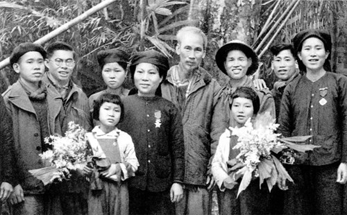 Mẫu chuyện về Bác Hồ
Câu chuyện: Bác Hồ với những câu chuyện về Mùa xuân dân tộc