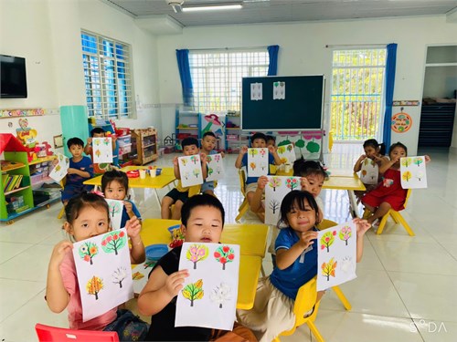 Hoạt động tạo hình : Cắt, dán tranh 4 mùa của các bé lớp 5-6 tuổi ( Lớp Lá 3)