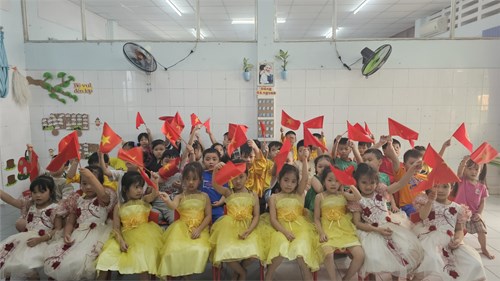 Các bé múa hát mừng Sinh nhật Bác Hồ 19/5