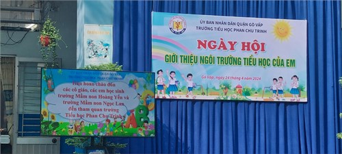 Các bé khối Lá tham quan trường tiểu học Phan Chu Trinh