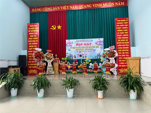 Học sinh lớp lá 4 tham gia văn nghệ chào mừng ngày nhà giáo Việt Nam 20/11/2024.