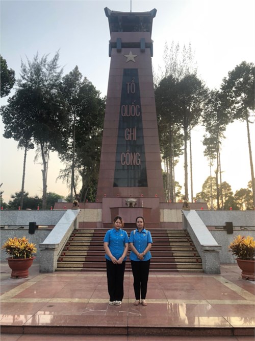 Công đoàn trường Mầm non Phạm Văn Cội 2 tham gia chương trình  Thắp nến tri ân  Nhân kỷ niệm 49 năm Ngày giải phóng miền Nam thống nhất đất nước (30/4/1975-30/4/2024) tại Nghĩa trang liệt sĩ huyện Củ Chi.