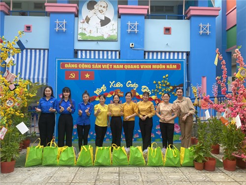 Chính quyền phối hợp cùng công đoàn chăm lo Tết nguyên đán Giáp Thìn 2024 cho công đoàn viên Trường Mầm non Phong Lan.