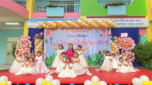 Các bé trường MN Phú Hòa tham gia ngày 20/11