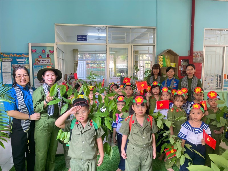 Chi đoàn Trường MN Phú Hòa tham gia cùng các bé làm chú bộ đội