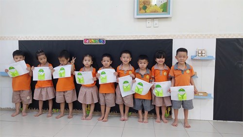 Ngày 22/12 Quân đội nhân dân Việt Nam Trường MN Phú Hòa cho các bé lớp Chồi 2 gấp chú bộ đội