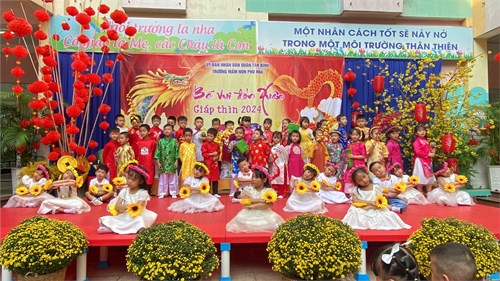 Trường Mầm Non Phú Hòa: Tổ chức lễ hội  Vui đón Xuân Giáp Thìn 2024  các bé lớp Lá 1 biểu diễn bài  Bé đón tết sang 