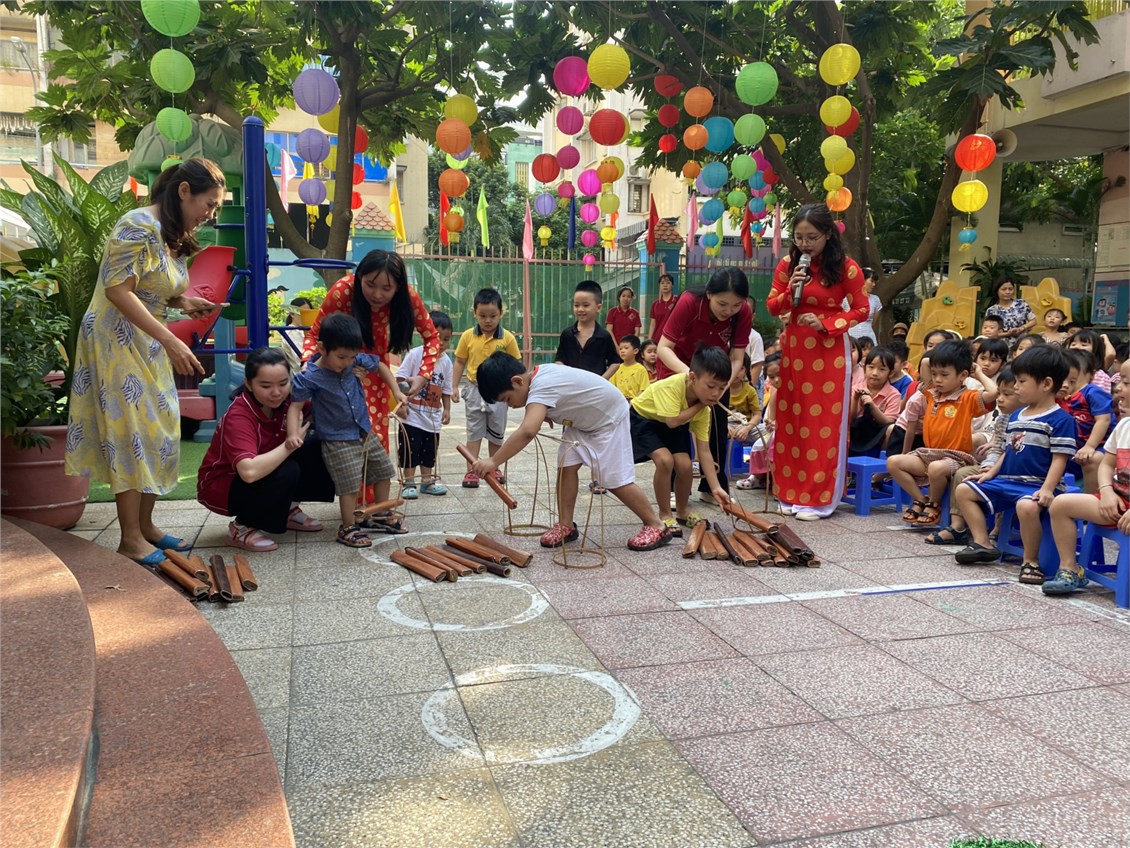 Trường MN Phú Hòa cùng với TT Ngoại ngữ Tân Văn cùng tổ chức cho các bé lễ hội mùa xuân  Happy Spring 2024 