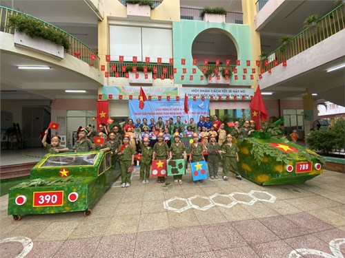 Đoàn viên Trường MN Phú Hòa và các bé cùng tham gia diểu hành kỉ niệm 49 năm ngày giải phóng miền Nam thống nhất đất nước 30/4/1975 - 30/4/2024