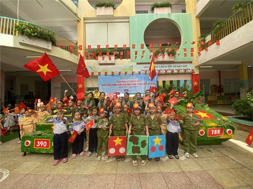 Các bé trường MN Phú Hòa tham gia diểu hành kỉ niệm 49 năm ngày giải phóng miền Nam thống nhất đất nước
30/4/1975 - 30/4/2024