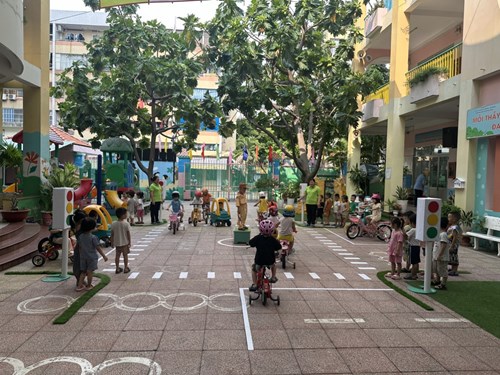 Các bé lớp Mầm 2 Trường MN Phú Hòa tham gia An toàn giao thông 