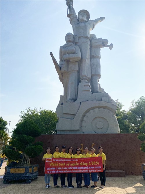 Chi Bộ  tổ chức về nguồn đến viếng Tượng đài chiến thắng La Ngà thuộc Cụm di tích chiến thắng La Ngà, huyện Định Quán, tỉnh Đồng Nai