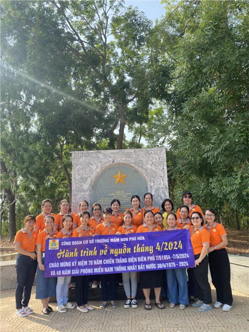 Công Đoàn tổ chức về nguồn đến viếng Tượng đài chiến thắng La Ngà thuộc Cụm di tích chiến thắng La Ngà, huyện Định Quán, tỉnh Đồng Nai
