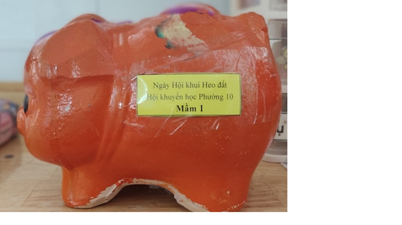Lớp Mầm 1 hưởng ứng phong trào          Heo đất gây quỹ Khuyến học cho Hội khuyến học Phường 10         cùng cha mẹ trẻ