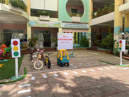 Các bé lớp Chồi Trường MN Phú Hòa tham gia An toàn giao thông