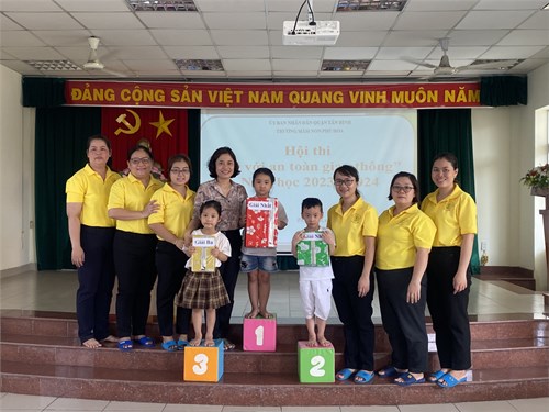 Các bé lớp Chồi Trường MN Phú Hòa tham gia hội thi  Bé với an toàn giao thông 