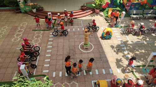 Các bé lớp Lá 2 Trường MN Phú Hòa tham gia An toàn giao thông