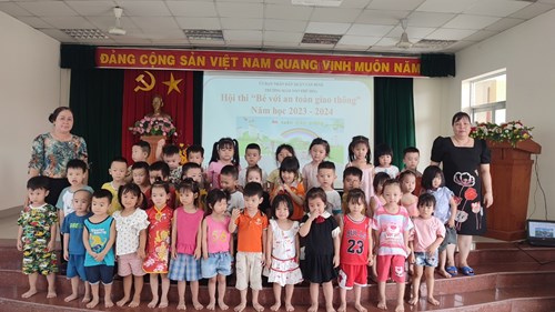 Các bé lớp Mầm 2 Trường MN Phú Hòa tham gia hội thi  Bé với an toàn giao thông 