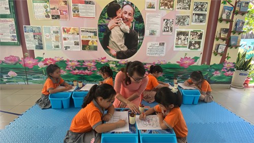 Cô và các bé lớp Chồi 2 đọc sách cùng tìm hiểu về Bác Hồ