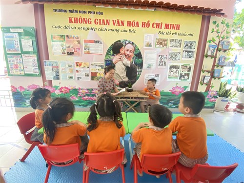 Cô và các bé lớp Chồi 2 đọc sách cùng tìm hiểu về Bác Hồ