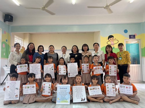Cô và trẻ lớp Lá 2 đón đoàn chấm thi giáo viên dạy giỏi cấp Thành phố năm học 2023-2024