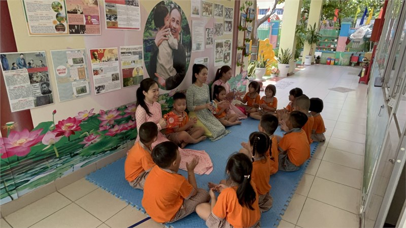 Cô và các bé lớp Lá múa hát Mừng sinh nhật Bác Hồ
