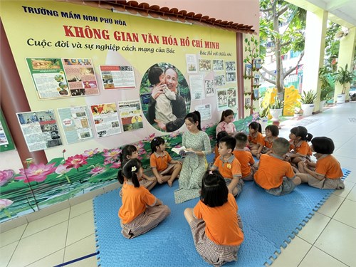 Cô và các bé lớp Lá đọc sách tìm hiểu về Bác Hồ