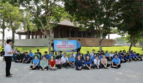 Trường MN Phú Hòa Đông - Các thành viên CLB Cảm tình Đảng trường tham gia  Về nguồn viếng Khu tưởng niệm Sông Lu - xã Trung An 