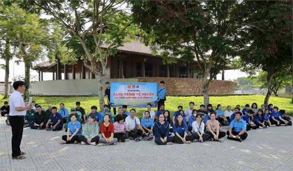 Trường MN Phú Hòa Đông - Các thành viên CLB Cảm tình Đảng trường tham gia  Về nguồn viếng Khu tưởng niệm Sông Lu - xã Trung An 