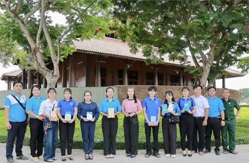 Trường MN Phú Hòa Đông - Các thành viên CLB Cảm tình Đảng trường tham gia  Về nguồn viếng Khu tưởng niệm Sông Lu - xã Trung An 