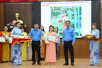 Lễ nhận giấy khen về việc học tập và làm theo tư tưởng đạo đức hồ chí minh