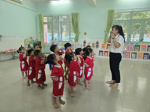 Hoạt động phát triển thẩm mỹ
Đề tài: Vận động theo nhạc  Trời nắng, trời mưa 
Giáo viên: Nguyễn Thị Cẩm Tiên
Lứa tuổi : 3-4 tuổi.