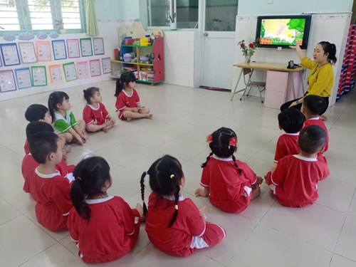 Hoạt động phát triển thẩm mỹ
Đề tài: Bé đọc thơ  Ong và bướm 
Giáo viên: Trần Ánh Nguyệt
Lứa tuổi : 3-4 tuổi.