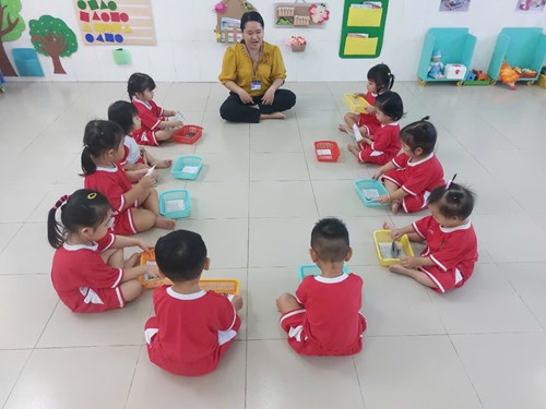 Hoạt động phát triển tình cảm kĩ năng xã hội và thẩm mĩ
Đề tài: Xé giấy
Thứ sáu ngày 01/11/2024
Giáo viên: Trần Thị Trúc Linh
