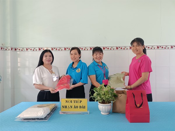 Tham gia chương trình  Áo dài-Trao gửi yêu thương 
