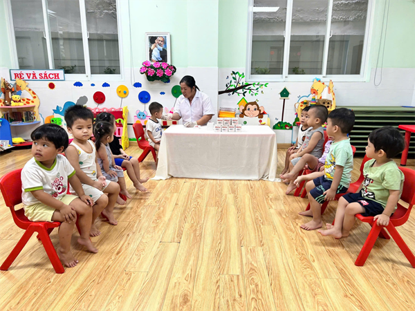 Tổ chức cho trẻ uống thuốc tẩy giun tại trường