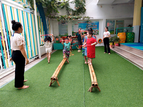 Giờ vận động thể dục của các bé thừa cân béo phì