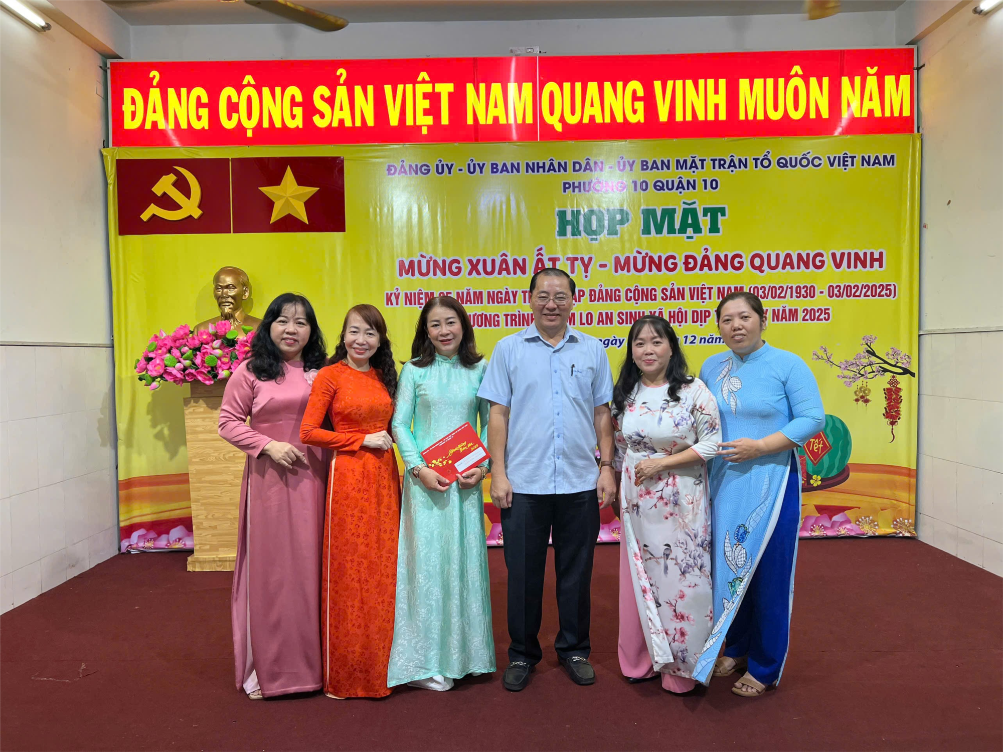 Chi bộ tham dự họp mặt Mừng xuân Ất tỵ - Mừng Đảng quang vinh do Đảng ủy Phường 10 Quận 10 tổ chức
