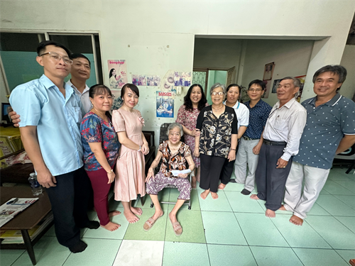 Thăm và tặng quà cho cán bộ hưu trí khó khăn tại địa phương nhân kỷ niệm ngày 30/4 và 1/5 năm 2024