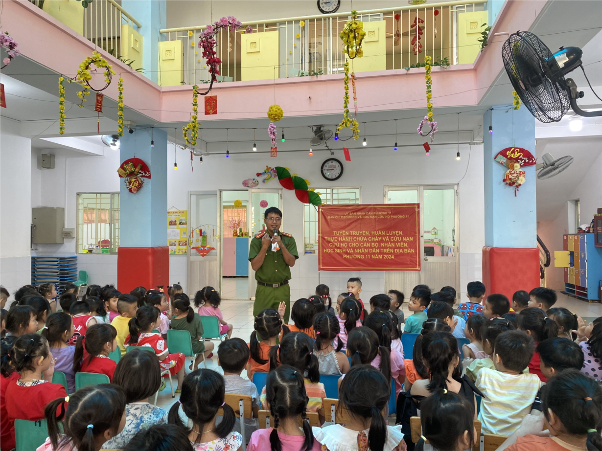 Tuyên truyền, huấn luyện, thực hành chữa cháy và cứu nạn cứu hộ cho cán bộ, nhân viên, học sinh và nhân viên trên địa bàn phường 11 năm 2024