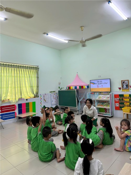 Lá 2 tiết thao giảng về phát triển ngôn ngữ với đề tài  nhận biết chữ b - t  - phát triển nhận thức  với đề tài  tác gộp trong phạm vi 7  năm học 2024 - 2025